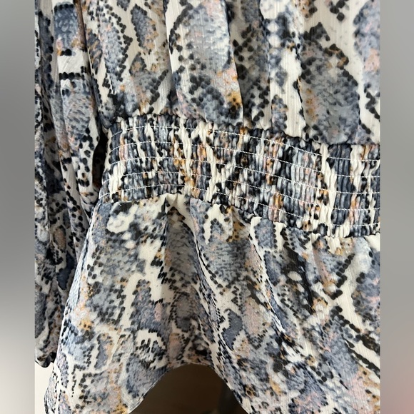 VINCE CAMUTO Snake Skin Print Balloon Sleeve Top - Size L - Picture 5 of 7